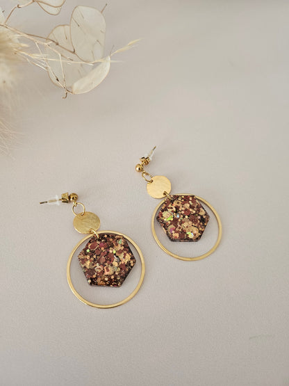 Boucles oreilles créoles hexagone résine café/or et dorée