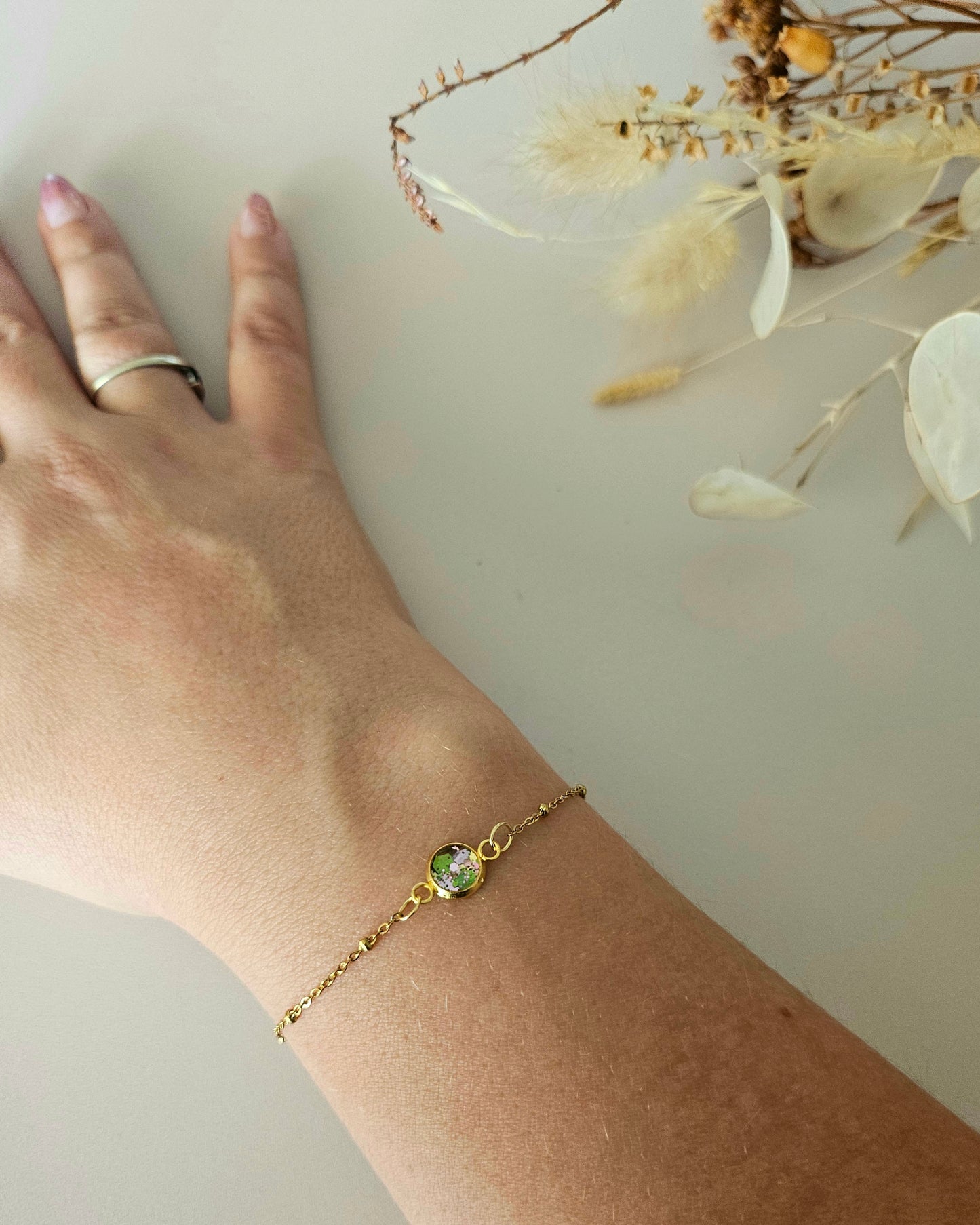 Bracelet délicat en résine holographique – L’éclat artisanal à ton poignet
