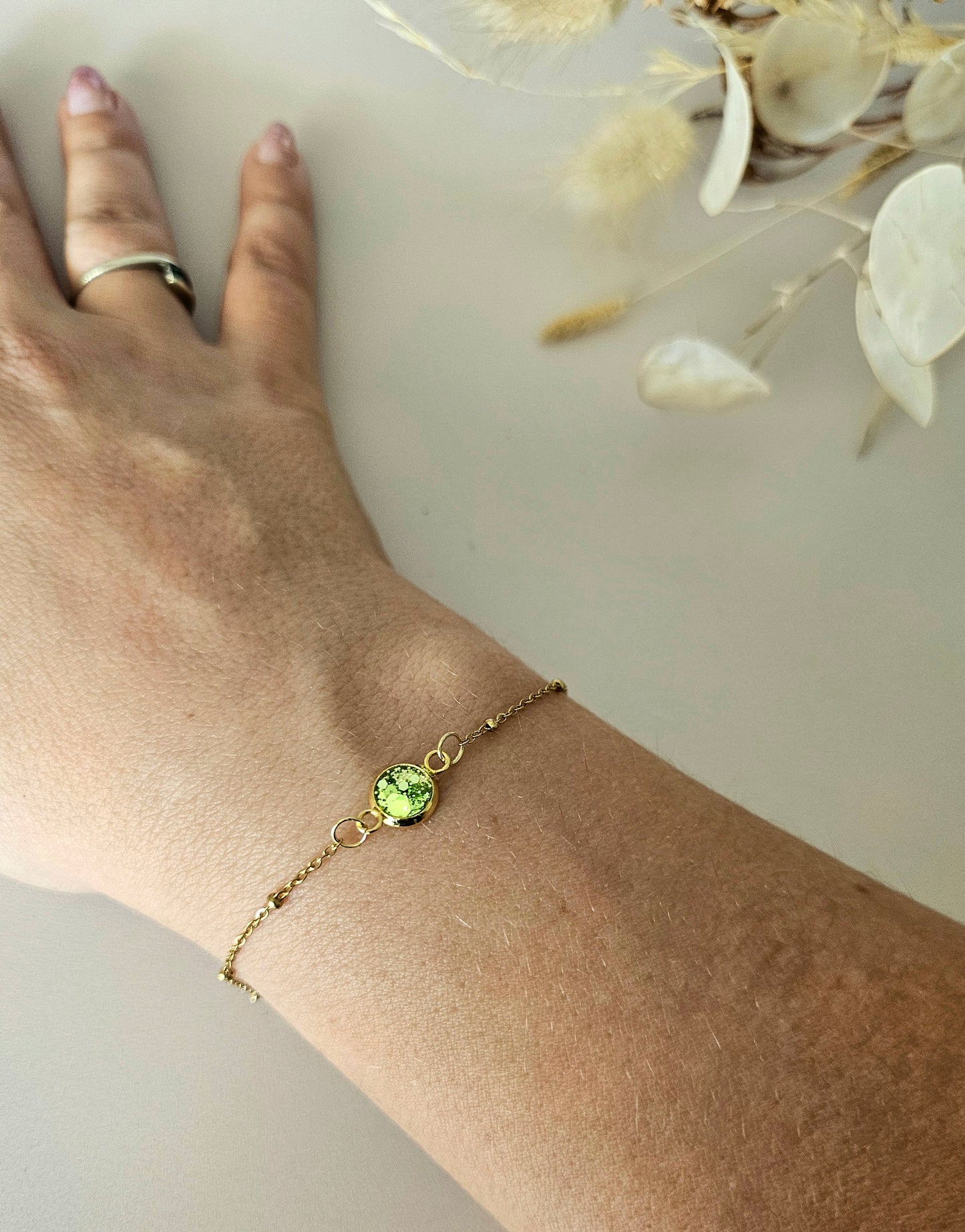 Bracelet délicat en résine holographique – L’éclat artisanal à ton poignet