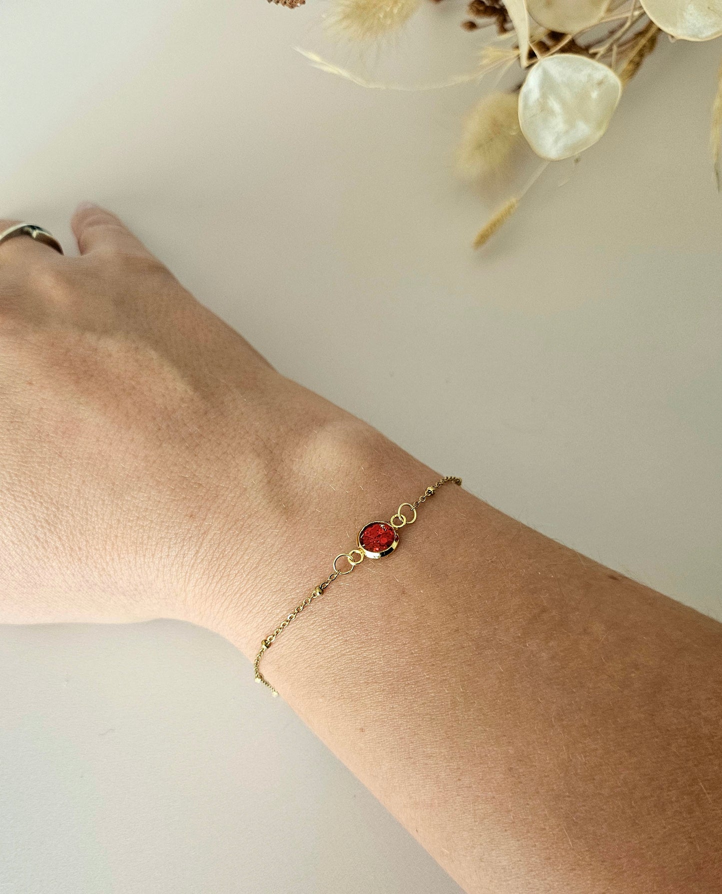 Bracelet délicat en résine holographique – L’éclat artisanal à ton poignet