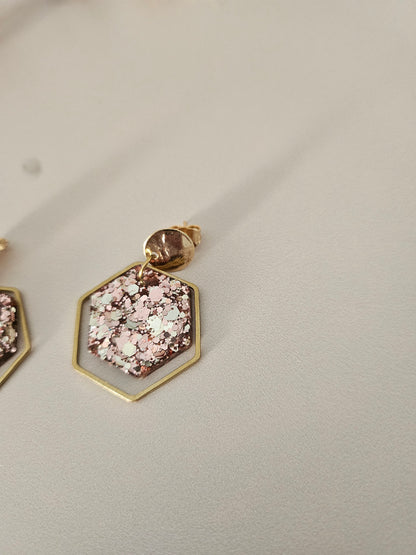 Boucles oreilles hexagone résine champagne rosé et laiton doré