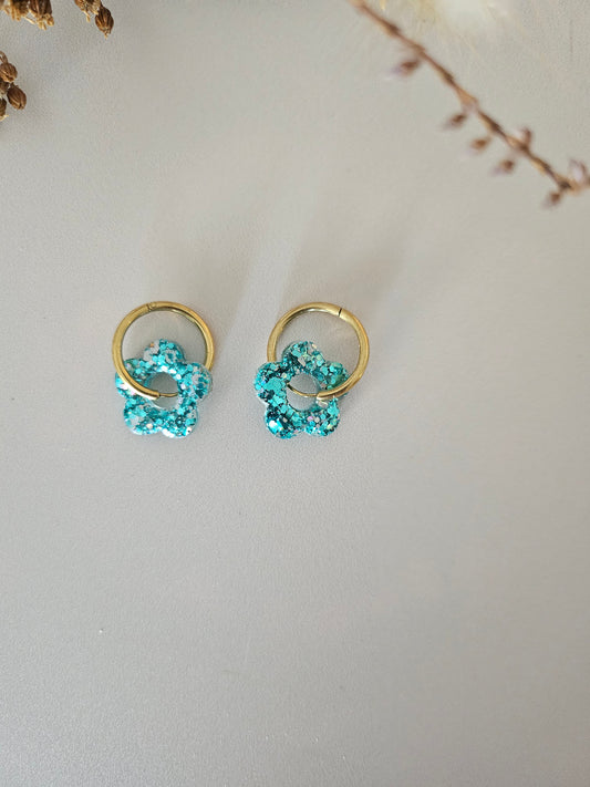 Boucles oreilles créoles fleurs résine bleue lagon et argent