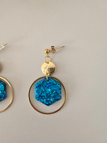 Boucles oreilles créoles hexagone résine bleue et dorée