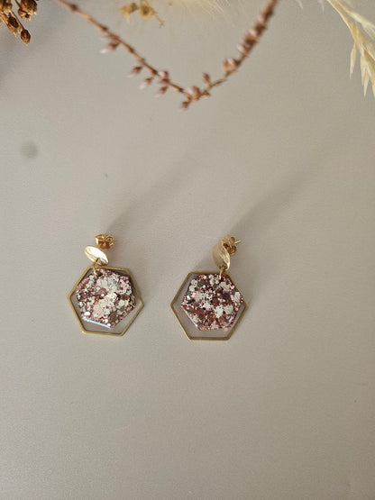 Boucles oreilles hexagone résine champagne rosé et laiton doré