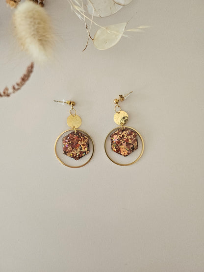 Boucles oreilles créoles hexagone résine café/or et dorée