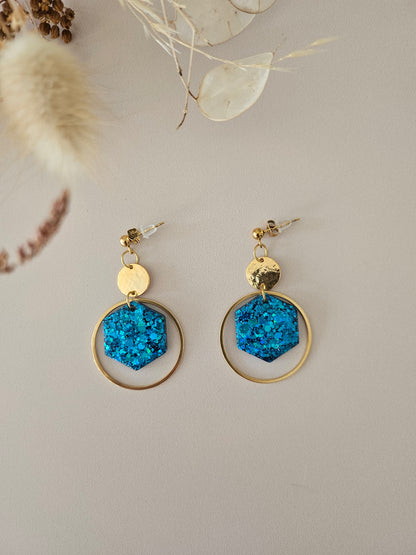 Boucles oreilles créoles hexagone résine bleue et dorée