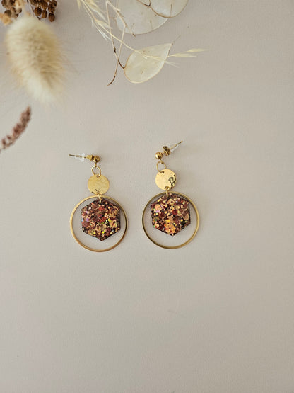 Boucles oreilles créoles hexagone résine café/or et dorée