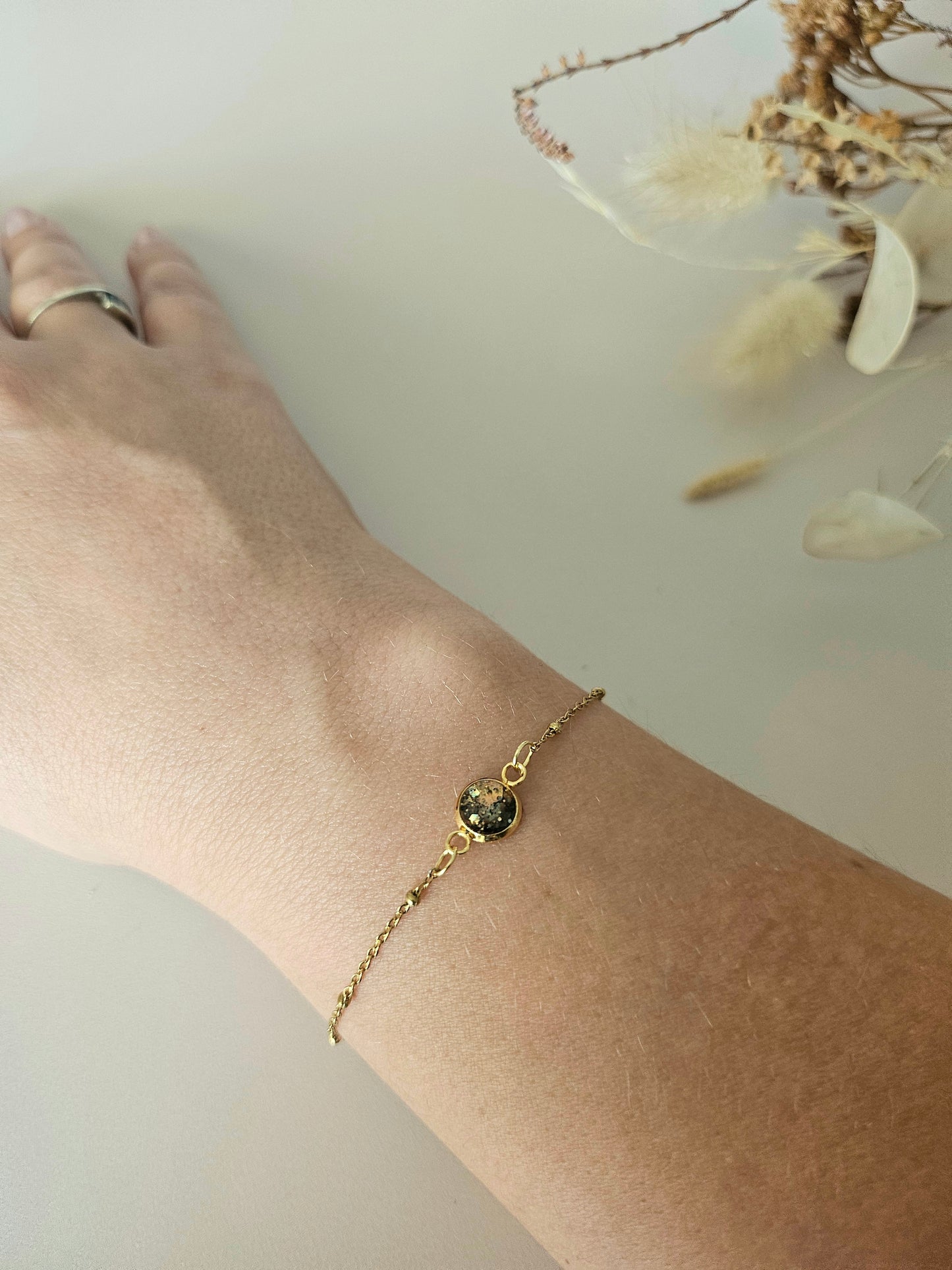 Bracelet délicat en résine holographique – L’éclat artisanal à ton poignet